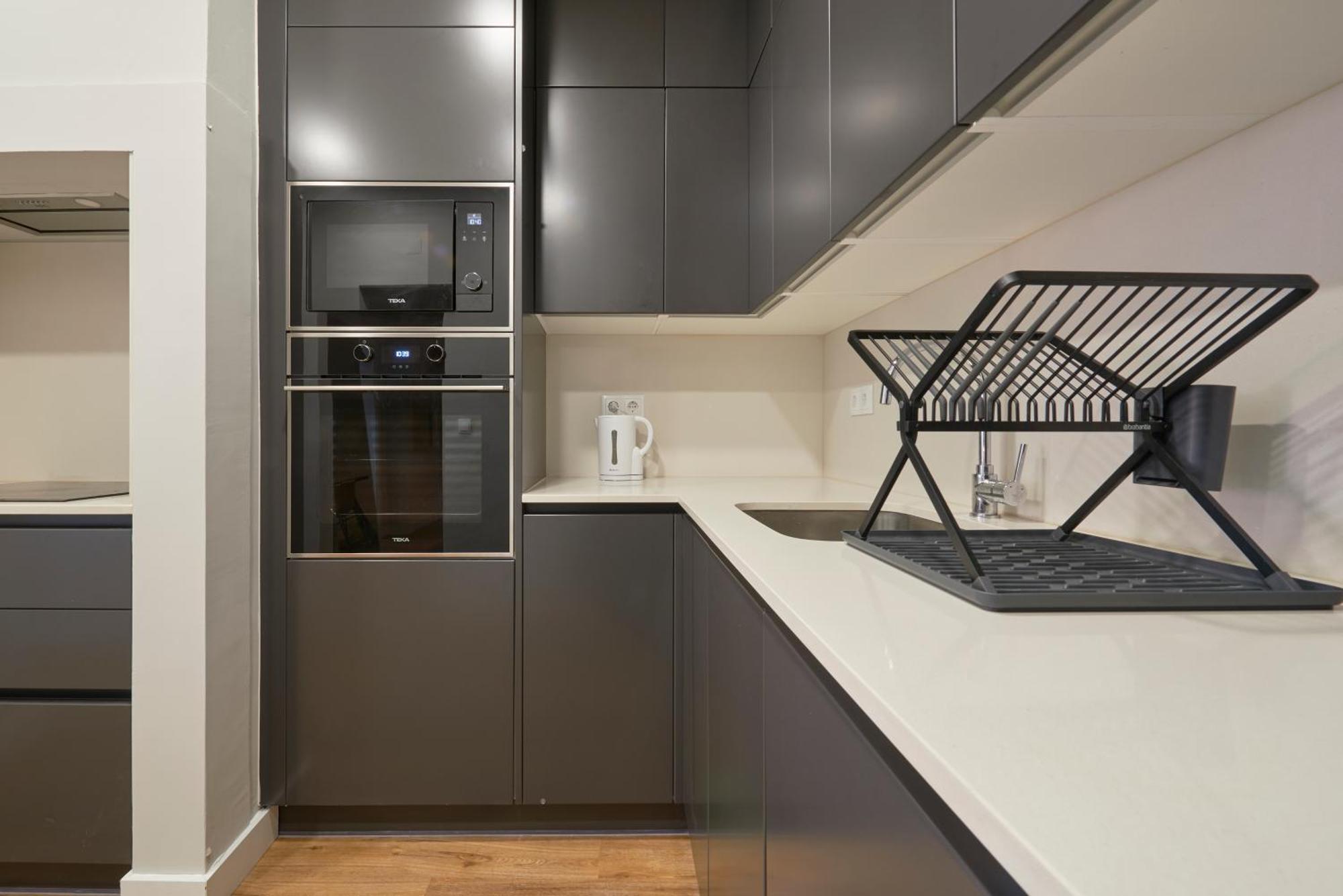 Modern 2 Bed In Campolide Near Amoreiras * Lissabon